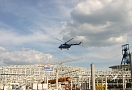 Vrtulník Mi-8 osazuje budoucí prosklené átrium v centru tohoto mega nákupního domu ...