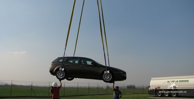 Přeprava automobilu v podvěsu