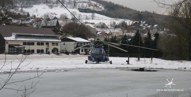 Stavba sloupů lanovky Bouřňák vrtulníkem Mi-8