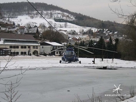 Mikulov, u dolní stanice lanovky na Bouřňák - dočasný heliport na parkovišti ...