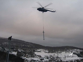 .. Mi-8 s podvěsem stožáru lanovky nad Mikulovem ...
