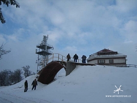 .. patka horní stanice lanovky na Bouřňáku (890 m) před příletem Mi-8 ...