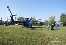 Vrtulník vyčkává na pokyn k zahájení transportu na ploše stadionu v Riegrových sadech.