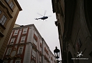 Vrtulník Mi-8T nad střechami Starého města. 