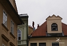 Na střech budoucího minipivovaru v Husově ul. 10, Praha 1 jsme usadili dvěma lety klimatizační jednotky a vyvíječ par, který byl otvorem ve střeše zasunut na půdu. Na snímku vazači připravení na přílet vrtulníku.  