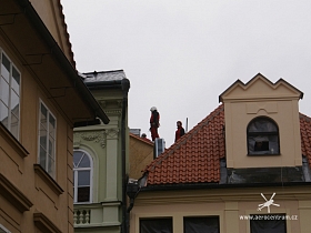 Na střech budoucího minipivovaru v Husově ul. 10, Praha 1 jsme usadili dvěma lety klimatizační jednotky a vyvíječ par, který byl otvorem ve střeše zasunut na půdu. Na snímku vazači připravení na přílet vrtulníku.  