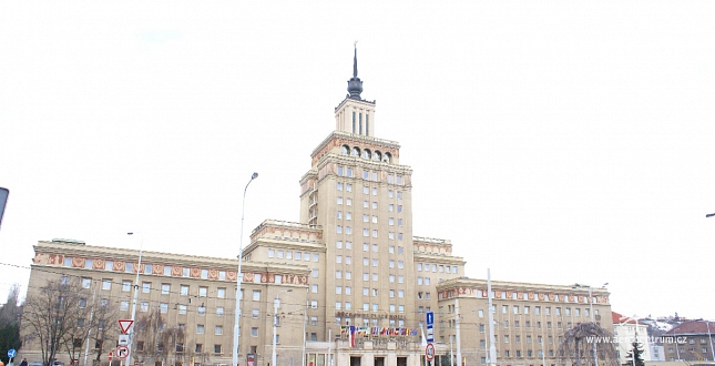 Usazení klima jednotky vrtulníkem na věž hotelu Crown Plaza