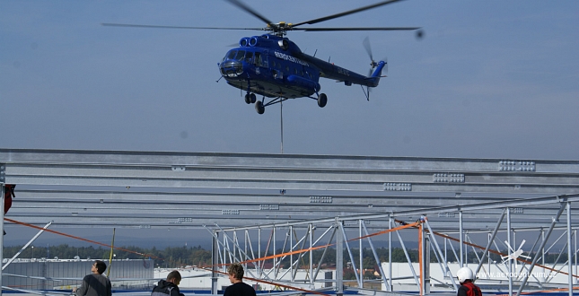 Montáž konstrukce fotovoltaické elektrárny na halu