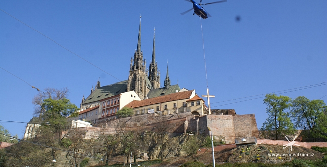 Vrtulník přenesl tunový papežský kříž do centra Brna