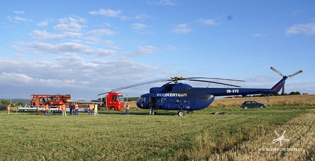 Montáž stožáru GSM-R vrtulníkem Mi-8