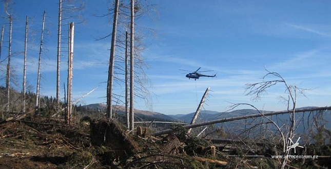 Přibližování dřeva vrtulníkem Mi-8 v oblasti Ďumbier