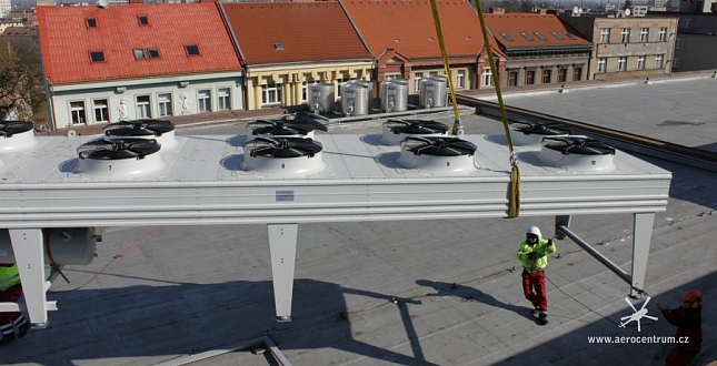 Vynesení klimatizace na střechu OC Tesco v Hradci Králové