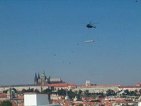 .. holubi okukují techniku letu velkého modrého ptáka s rotujícími křídly ...